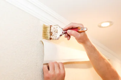 Pose de papier peint à l'Isle-de-Noé — revêtements muraux et toiles de verre